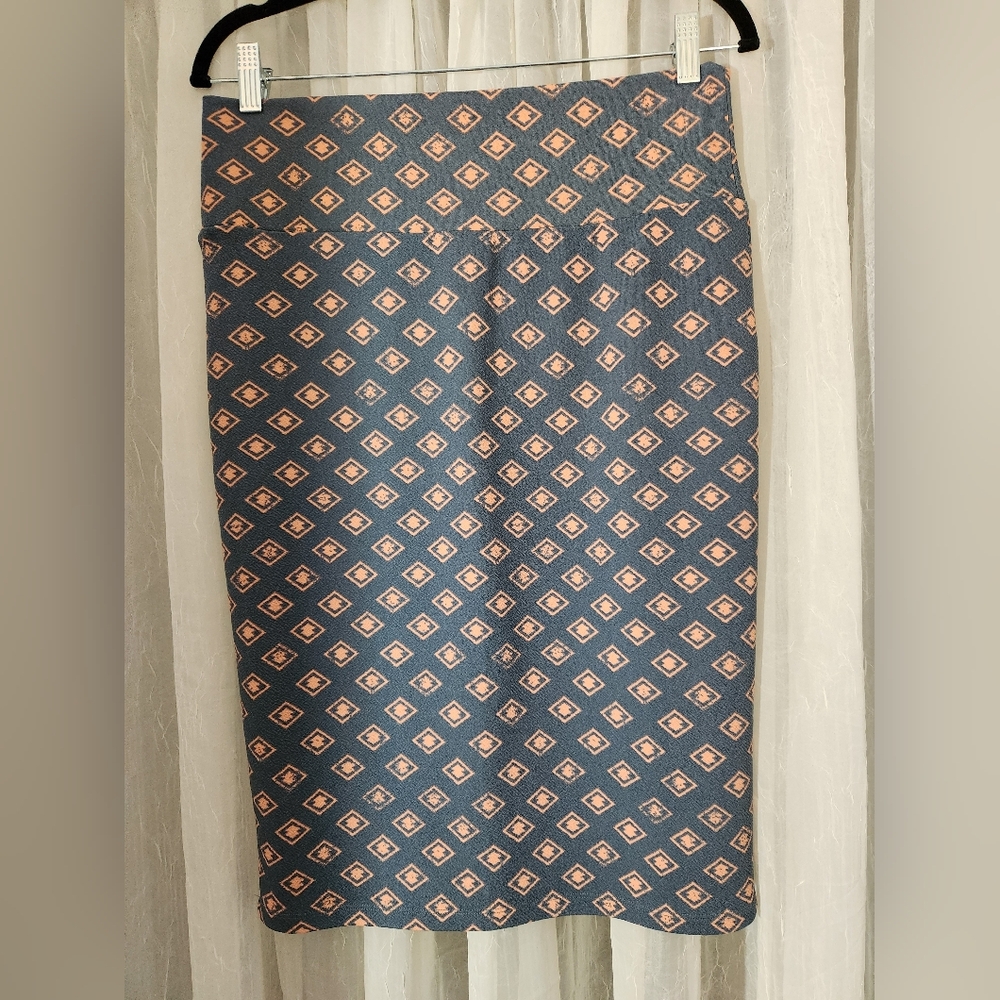 LuLaRoe Pencil Skirt - Gray/Peach Diamond Pattern, Size M, EUC